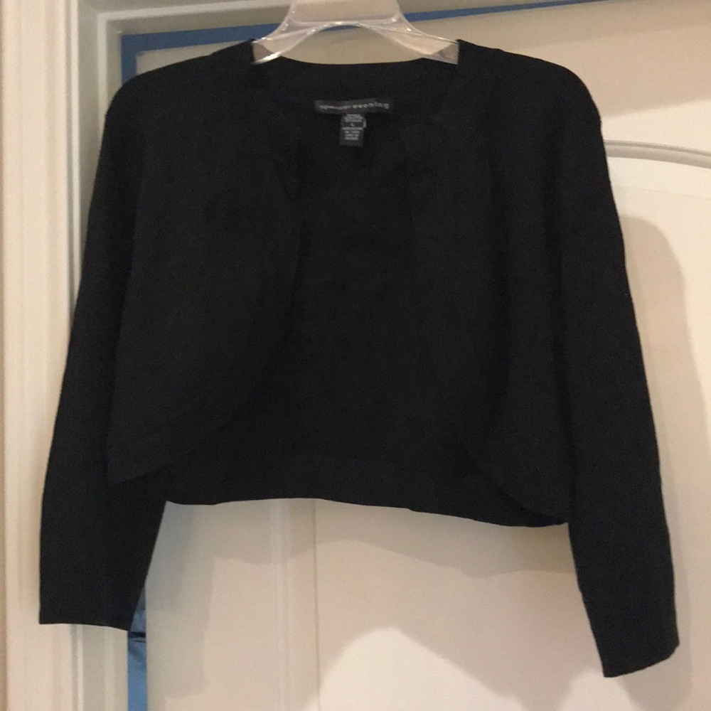 🆕 listing! Black half shrug!